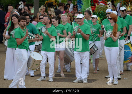 London, UK. 27. Juli 2014. Karneval-Samba-Tänzer aus Paraiso Schule des Samba-Umzug auf der Queen Elizabeth Olympic Park. Foto: siehe/Alamy Live-Nachrichten Stockfoto