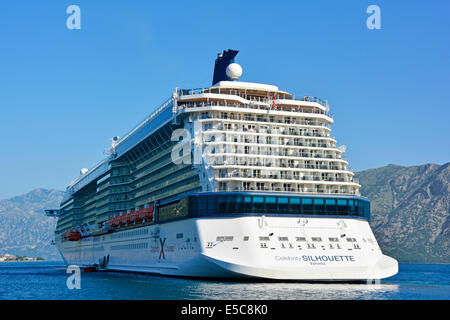 Stern-Ansicht Balkone von Celebrity Cruises Silhouette Kreuzfahrtschiff Schiff vor der Küste für Kotor Stadt Besuch Bucht von Kotor Adria Montenegro verankert Stockfoto