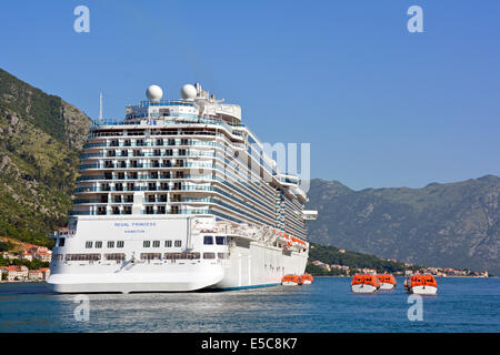 Regal Princess Kreuzfahrtschiff Linienschiff in der Nähe von Kotor Stadt Schiffe Rettungsboot Ausschreibungen warten auf Passagiere zur Anlegestelle Bucht von Kotor Adria Montenegro zu bringen Stockfoto