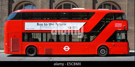 Mayor of London Werbeplakat auf der Seite des neuen roten Boris routemaster Bus verkündet seine technologischen Tugenden England UK Stockfoto