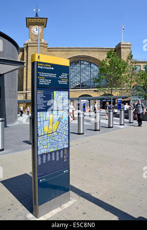 Gut lesbare London Straßenschild mit renovierten Kings Cross Station Fassade darüber hinaus Stockfoto