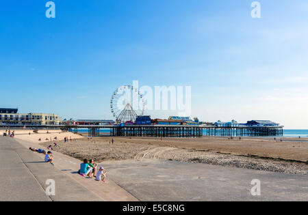 Strand und Central Pier am späten Nachmittag, The Golden Mile, Blackpool, Lancashire, UK Stockfoto