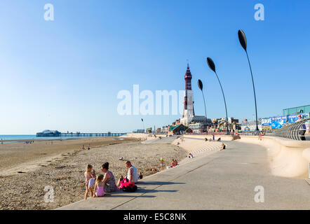 Strand und Promenade in späten Nachmittag Blick in Richtung North Pier und Blackpool Tower, The Golden Mile, Blackpool, Lancashire, UK Stockfoto