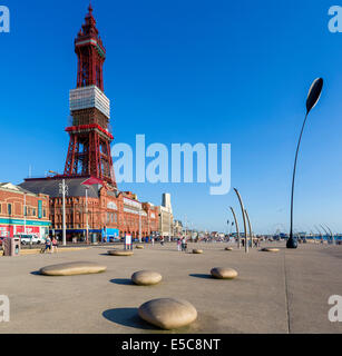 Die Strandpromenade außerhalb der Blackpool Tower, The Golden Mile, Blackpool, Lancashire, UK Stockfoto