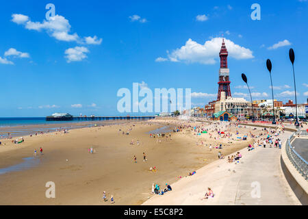 Blick vom Central Pier in Richtung North Pier und Blackpool Tower, der goldenen Meile, Blackpool, Lancashire, UK Stockfoto