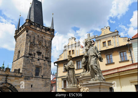 Religiöse Statuen auf der Karlsbrücke, Prag, Tschechische Republik. Stockfoto
