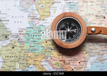 Kompass auf einer Karte zeigen Deutschland und planen eine Reise Wert Stockfoto