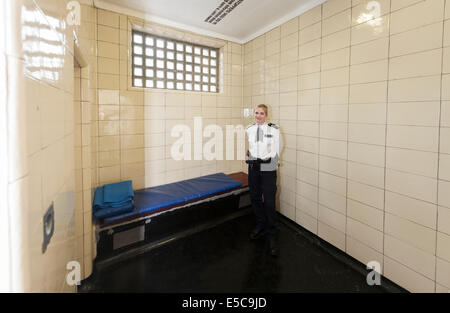 Metropolitan Police WPC Frau Offizier in einer Polizeistation Sorgerecht Suite / Suiten / Zelle / Zellen in Twickenham. London-UK Stockfoto