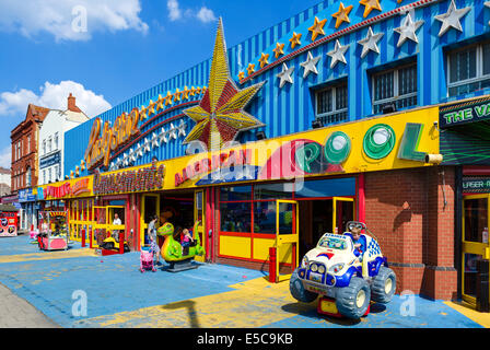 Spielhalle an der Promenade von South Pier, Blackpool, Lancashire, UK Stockfoto