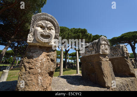 Theatralischen Masken Skulpturen am Rand des Amphitheaters von Ostia Antica Rom Italien Stockfoto