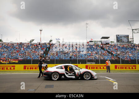 Magyorod, Hungaroring, Ungarn. 27. Juli 2014. Porsche Mobil 1 Supercup Rennserie am Hungaroring. Nicki Thiim (DEN) von Walter Lechner Racing Team in der Startaufstellung Credit: Piotr Zajac/Alamy Live News Stockfoto