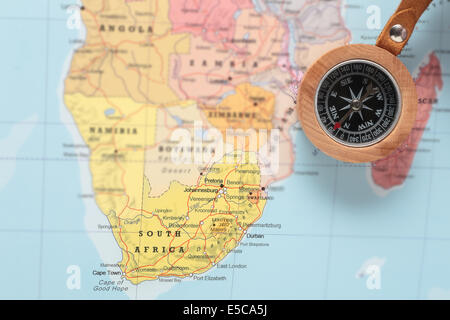Kompass auf einer Karte auf Südafrika gerichtet und planen eine Reise Wert Stockfoto