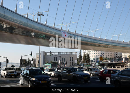 Jerusalem, Israel. 27. Juli 2014. Eine handschriftliche hebräische Zeichen hängt die Calatrava-Akkorde-Brücke am Jerusalemer Eingang zu lesen: "Unsere Soldaten mit Liebe, das Herz sagt Danke". Die israelische Bevölkerung zeigt große Unterstützung für sein Militär sowie seine politischen Führer in Betrieb in der Brandung gegen Terrorismus der Hamas im Gazastreifen tätig. Bildnachweis: Nir Alon/Alamy Live-Nachrichten Stockfoto