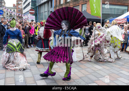 Straßenkünstler Auftritt beim Merchant City Festival während der Commonwealth Games, Glasgow, Schottland, UK Stockfoto