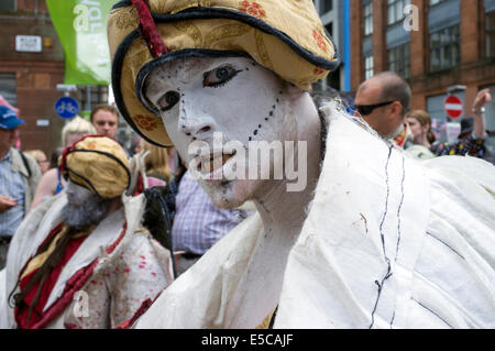 Straßenkünstler Auftritt beim Merchant City Festival während der Commonwealth Games, Glasgow, Schottland, UK Stockfoto