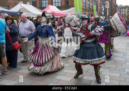 Straßenkünstler Auftritt beim Merchant City Festival während der Commonwealth Games, Glasgow, Schottland, UK Stockfoto