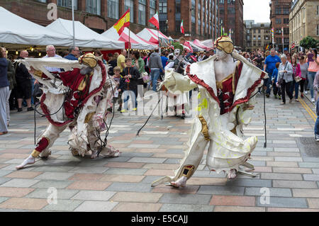 Straßenkünstler Auftritt beim Merchant City Festival während der Commonwealth Games, Glasgow, Schottland, UK Stockfoto