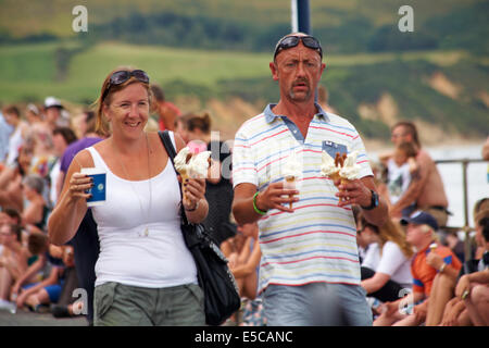 Swanage, Dorset UK 27. Juli 2014. Tausende Besucher strömen in Swanage, Prozession, als Teil von Swanage Fasnachtswoche zu sehen.  Das Thema ist in diesem Jahr feiern Großbritannien. Paar mit viel Eis zum Abkühlen im warmen Wetter Credit: Carolyn Jenkins/Alamy Live News Stockfoto