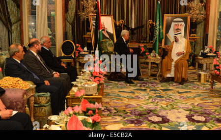 Jeddah, Jeddah, Saudi Arabien. 27. Juli 2014. Der palästinensische Präsident Mahmoud Abbas trifft sich mit saudischen König Abdullah bin Abdulaziz al-Saud (R), in Dschidda am 27. Juli 2014. Hamas und Israel ging hin und her Sonntag über Vorschläge für eine humanitäre Waffenruhe Gaza, mit der Hamas fordert eine neue 24-Stunden-Pause in den Nachmittag Kredit: Thaer Ganaim/APA Bilder/ZUMA Draht/Alamy Live News Stockfoto