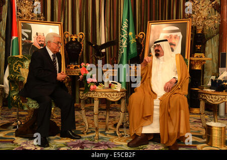 Jeddah, Jeddah, Saudi Arabien. 27. Juli 2014. Der palästinensische Präsident Mahmoud Abbas trifft sich mit saudischen König Abdullah bin Abdulaziz al-Saud (R), in Dschidda am 27. Juli 2014. Hamas und Israel ging hin und her Sonntag über Vorschläge für eine humanitäre Waffenruhe Gaza, mit der Hamas fordert eine neue 24-Stunden-Pause in den Nachmittag Kredit: Thaer Ganaim/APA Bilder/ZUMA Draht/Alamy Live News Stockfoto