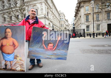 Türkische Künstlerin präsentiert Kaya Mar arbeitet außerhalb Downing Street London Stockfoto