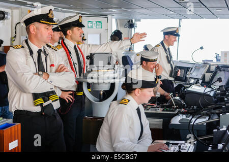 Belfast, Nordirland. 26.07.2014 - Uhren Commander James Stride den Ansatz auf Radar, als er das neueste Schiff der Royal Navy, der Art 45 Zerstörer HMS Duncan in ihrer Wahlheimat Stadt Belfast für einen dreitägigen Besuch Kapitäne. Bildnachweis: Stephen Barnes/Alamy Live-Nachrichten Stockfoto