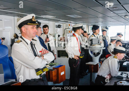 Belfast, Nordirland. 26.07.2014 - beobachtet Kommandant James Stride den Ansatz, wie er das neueste Schiff der Royal Navy, der Art 45 Zerstörer HMS Duncan in ihrer Wahlheimat Stadt Belfast für einen dreitägigen Besuch Kapitäne. Bildnachweis: Stephen Barnes/Alamy Live-Nachrichten Stockfoto