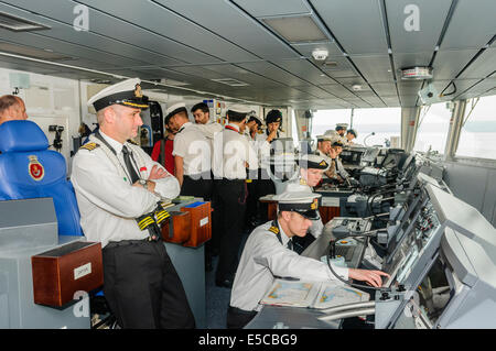 Belfast, Nordirland. 26.07.2014 - beobachtet Kommandant James Stride den Ansatz, wie er das neueste Schiff der Royal Navy, der Art 45 Zerstörer HMS Duncan in ihrer Wahlheimat Stadt Belfast für einen dreitägigen Besuch Kapitäne. Bildnachweis: Stephen Barnes/Alamy Live-Nachrichten Stockfoto