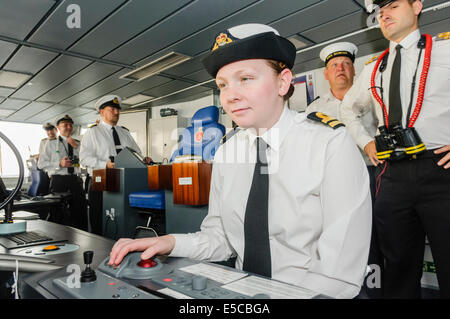 Belfast, Nordirland. 26.07.2014 - hält Radar CEO einen Scheck über den Anfahrweg wie das neueste Schiff der Royal Navy, der Art 45 Zerstörer HMS Duncan in ihrer Wahlheimat Stadt Belfast für einen dreitägigen Besuch kommt. Bildnachweis: Stephen Barnes/Alamy Live-Nachrichten Stockfoto