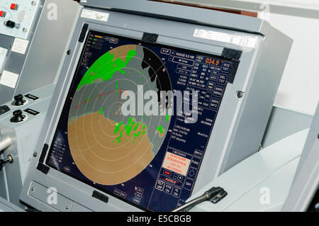 Belfast, Nordirland. 26.07.2014 - Radar und Navigations-Bildschirm auf der Brücke das neueste Schiff der Royal Navy, der Art 45 Zerstörer HMS Duncan Credit: Stephen Barnes/Alamy Live News Stockfoto