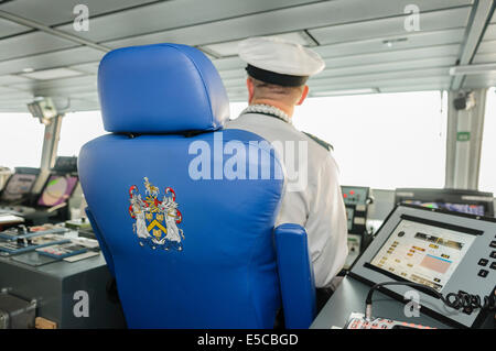 Belfast, Nordirland. 26.07.2014 - Uhren Commander James Stride den Ansatz von Captain es Chair, als er das neueste Schiff der Royal Navy, der Art 45 Zerstörer HMS Duncan in ihrer Wahlheimat Stadt Belfast für einen dreitägigen Besuch Kapitäne. Bildnachweis: Stephen Barnes/Alamy Live-Nachrichten Stockfoto