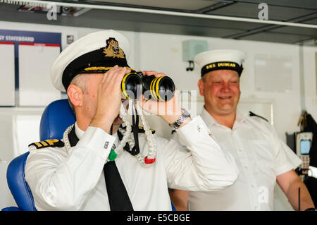 Belfast, Nordirland. 26.07.2014 - durchsucht Kommandant James Stride Fernglas, wie er das neueste Schiff der Royal Navy, der Art 45 Zerstörer HMS Duncan in ihrer Wahlheimat Stadt Belfast für einen dreitägigen Besuch Kapitäne. Bildnachweis: Stephen Barnes/Alamy Live-Nachrichten Stockfoto