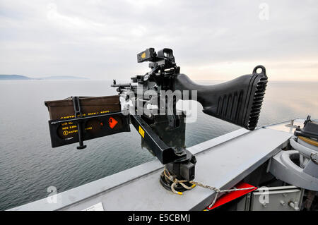 Belfast, Nordirland. 26.07.2014 - allgemeine Zweck Maschinengewehr (KPMG) mit Munitionskiste, montiert auf der Royal Navy Art 45 Zerstörer HMS Duncan Credit: Stephen Barnes/Alamy Live News Stockfoto