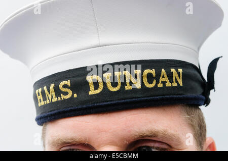 Belfast, Nordirland. 26.07.2014 - ein Seemann einen Hut von HMS Duncan Credit: Stephen Barnes/Alamy Live News Stockfoto