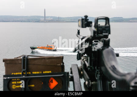 Belfast, Nordirland. 26.07.2014 - Belfast-Pilot Boot segelt, vorbei an den Sehenswürdigkeiten von einer allgemeinen Zweck Maschinengewehr (KPMG) mit Munitionskiste, montiert auf der Royal Navy Art 45 Zerstörer HMS Duncan Credit: Stephen Barnes/Alamy Live News Stockfoto