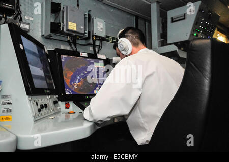 Belfast, Nordirland. 26.07.2014 - überwacht eine Waffen-Ingenieur in der Leitwarte des Art 45 Zerstörer HMS Duncan, hohe powered Kameras und Radar für Gefahren und Hindernisse. Bildnachweis: Stephen Barnes/Alamy Live-Nachrichten Stockfoto