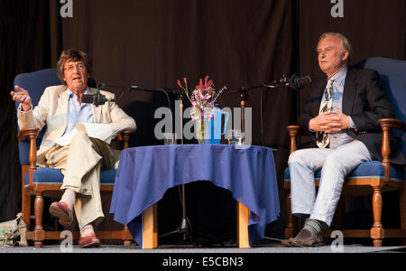 Holt, UK. 27. Juli 2014. Herrn Melvyn Bragg und Professor Richard Dawkins im Gespräch auf der Bühne beim Festival Holt in Norfolk England Credit: Julie Mowbray/Alamy Live News Stockfoto