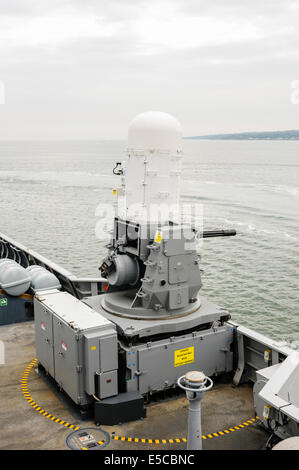 Belfast, Nordirland. 26.07.2014 - Phalanx Close-in Waffe Systems (CIWS) Abwehr Anti-Schiff-Raketen auf der Art 45 Zerstörer HMS Duncan Credit: Stephen Barnes/Alamy Live News Stockfoto