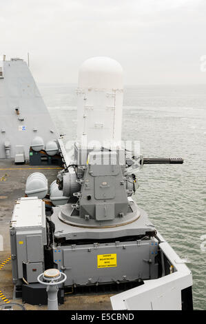 Belfast, Nordirland. 26.07.2014 - Phalanx Close-in Waffe Systems (CIWS) Abwehr Anti-Schiff-Raketen auf der Art 45 Zerstörer HMS Duncan Credit: Stephen Barnes/Alamy Live News Stockfoto