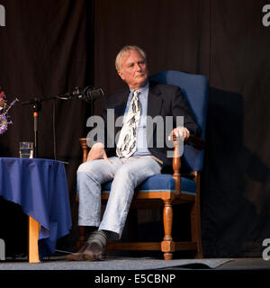 Holt, UK. 27. Juli 2014. Herrn Melvyn Bragg (aus Schuss) und Professor Richard Dawkins im Gespräch auf der Bühne beim Festival Holt in Norfolk England Credit: Julie Mowbray/Alamy Live News Stockfoto