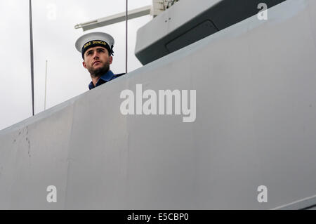 Belfast, Nordirland. 26.07.2014 - ein Seemann sieht aus dem Turm des Art 45 Zerstörer HMS Duncan Credit: Stephen Barnes/Alamy Live News Stockfoto