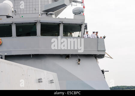 Belfast, Nordirland. 26.07.2014 - besuchen Sie Offiziere auf den Turm des Art 45 Zerstörer HMS Duncan, Reiseführer, die sie in ihre Stadt Belfast für eine dreitägige adoptiert. Bildnachweis: Stephen Barnes/Alamy Live-Nachrichten Stockfoto