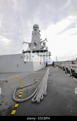 Belfast, Nordirland. 26.07.2014 - Main Liegeplatz Seil auf dem Deck des Art 45 Zerstörer HMS Duncan angelegt, wie sie in ihrer Wahlheimat Stadt Belfast für drei Tage kommt besuchen. Bildnachweis: Stephen Barnes/Alamy Live-Nachrichten Stockfoto