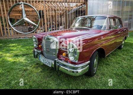 Warschau, Polen. 27. Juli 2014. Mercedes-Benz W111 220 S während Mercedes Oldtimer Show Mercedes Station Bar in Warschau, Polen-Credit: Kpzfoto/Alamy Live-Nachrichten Stockfoto