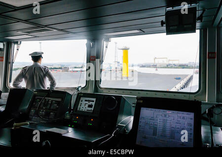 Belfast, Nordirland. 26.07.2014 - Offizier aus Art 45 Zerstörer HMS Duncan, schaut auf die Belfast-Krane, wie er für einen dreitägigen Besuch in ihrem angenommenen Stadt Belfast ankommt. Bildnachweis: Stephen Barnes/Alamy Live-Nachrichten Stockfoto