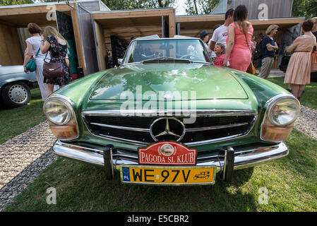 Warschau, Polen. 27. Juli 2014. Mercedes-Benz W113 280 SL während Mercedes Oldtimer Show Mercedes Station Bar in Warschau, Polen-Credit: Kpzfoto/Alamy Live-Nachrichten Stockfoto