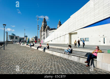 Menschen entspannen an einem Sommerabend auf der Uferpromenade, Stadt Liverpool, UK. Stockfoto
