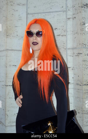 Porträt einer Frau in einem hellen orange Perücke auf der Fashion Week in New York City. Stockfoto