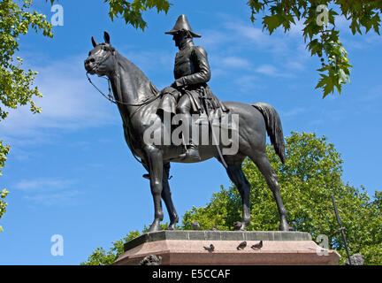 Statue von Arthur Wellesley, 1. Duke of Wellington von J E Boehm, die in der Ecke des Hyde Park gegenüber seinem Haus steht. Stockfoto