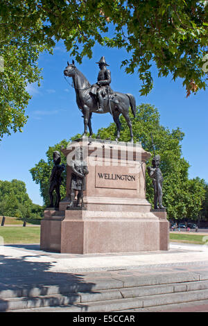 Statue von Arthur Wellesley, 1. Duke of Wellington von J E Boehm, die in der Ecke des Hyde Park gegenüber seinem Haus steht. Stockfoto